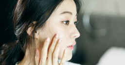 封闭性粉刺的生长季来了!一到夏天粉刺就疯狂冒出来,要改善草莓鼻就从洗脸开始!