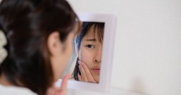 睡不着真的很伤皮肤!青春痘、皮肤粗糙、皮蛇都是失眠引起