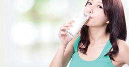 喝牛奶会刺激长痘痘!10招养成水嫩肌,不要再说多喝水啦