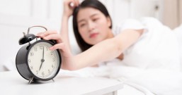 小心爆痘+肠胃炎!10种上火食物晚睡熬夜的人千万别吃